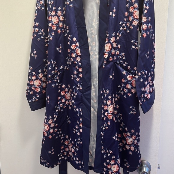 Morgan Lane x fabfitfan Navy Floral Satin Robe size Small/Medium - Picture 8 of 9